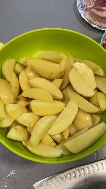 Молодые лисички с картошкой в казане с лучком и беконом