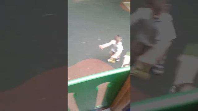 Брат учит защищаться😃 смотреть онлайн