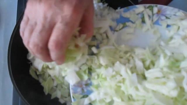 ПИРОЖКИ С КАПУСТОЙ / PIES WITH CABBAGE - ТЕСТО КАК ПУХ!😛 смотреть онлайн