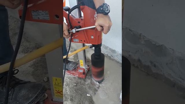 Coring beton dengan Hilti DD 160 смотреть онлайн