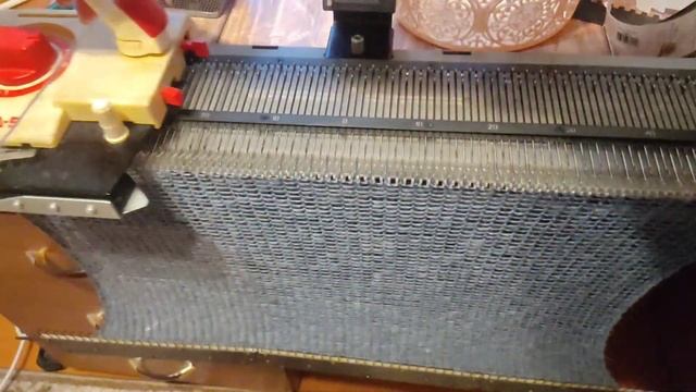 Шарфик на вязальной машине Нева-5. Пряжа мохер голд от Камтекс смотреть онлайн