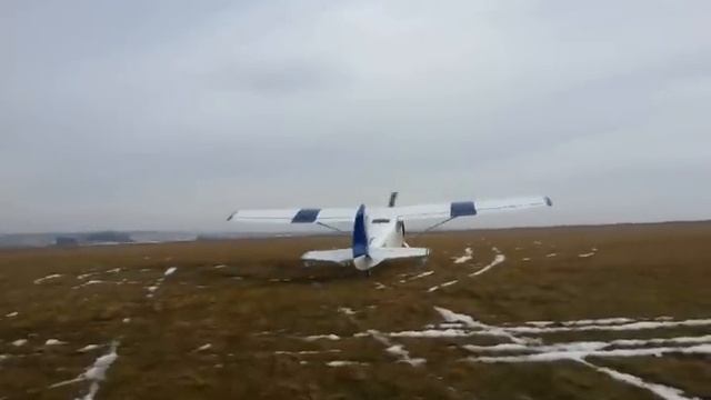 Полеты Як-12А на лыжах по траве. смотреть онлайн