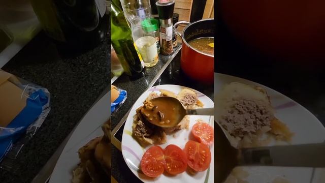 картошка,фарш,грибы приправы и помидоры... а как 😋😋😋😋😋