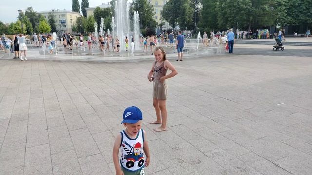 Кристина и Артём на фонтанах, 8 июля 2023 смотреть онлайн