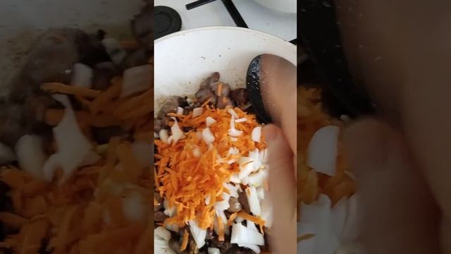 Тушёные жареные куриные желудки и сердечки с овощами.