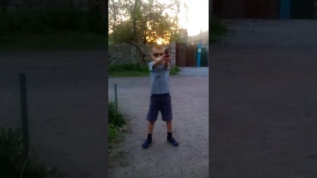 Мой брат поёт песню "Чорный пистолет" смотреть онлайн