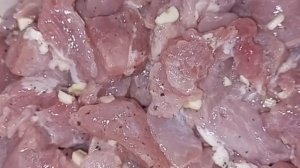 Готовлю свиную вырезки в специальном маринаде. Мясо получается сочное и вкусное.