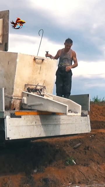 Рыбалка Зарыбляем пруд карпом Ура Зарыбление состоялось #shorts смотреть онлайн