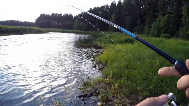 Голавль отобрал воблер, рыбалка на перекате. смотреть онлайн