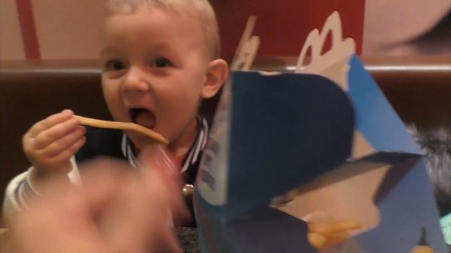 ТРОЛИ уже в макдональдзе! Хеппи Мил порадовал Лучика! видео для детей! смотреть онлайн