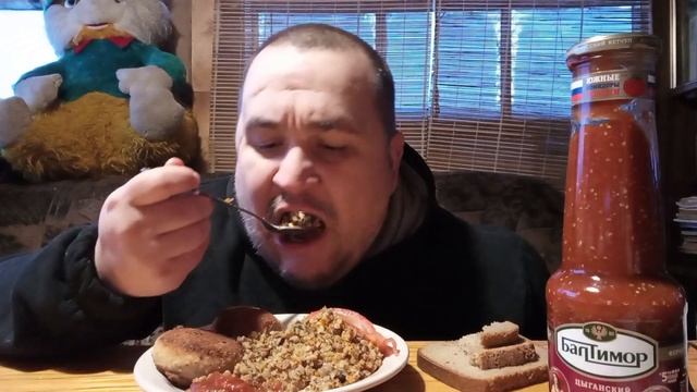 Обжор - гречка с грибами, котлеты, стакан кефира