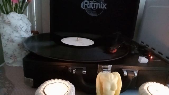 он со сцены читал ей стихи