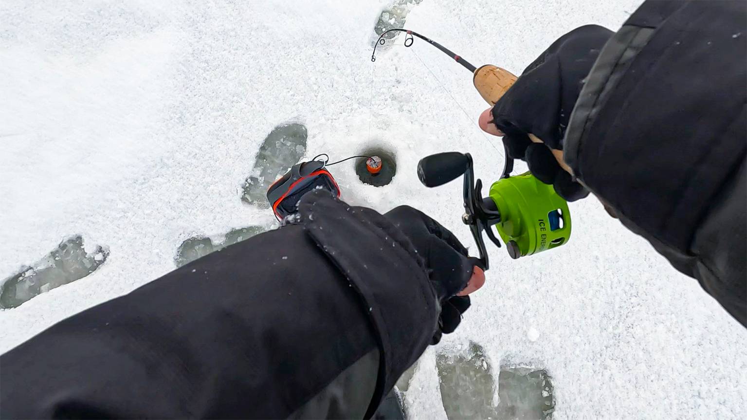 НАШЕЛ СТАЮ ЛЕЩА а ТАМ КРУПНЯК их ПАС. УДОЧКА в БАРАНКУ! Рыбалка зимой в 2025 смотреть онлайн