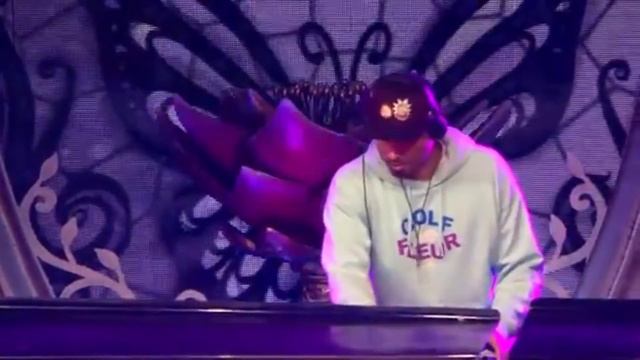 DJ Afrojack играет трек МакSим - Знаешь Ли Ты смотреть онлайн