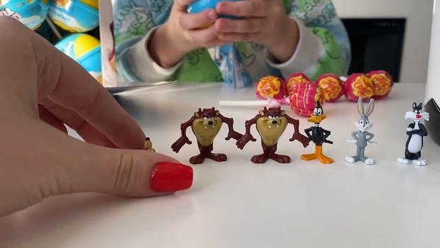 CHUPACHUPS SURPRISE UNBOXING: Disney Looney Tunes Show Розпаковка СЮРПРИЗІВ ЧУПАЧУПС смотреть онлайн