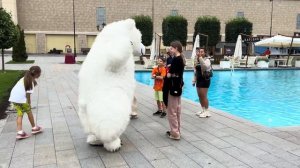 Медведь поздравил девочку с днем рождения #белыймедведь #праздник #белыймишка #панорамыч