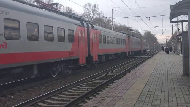 (Новинка!) Прибытие и отправление электропоезда ЭП2ДМ-0237 по маршруту на Карлык. смотреть онлайн