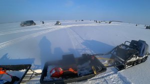 НАШЁЛ РЫБУ! ТОЛПА РЫБАКОВ ЛЕТИТ ПОМОГАТЬ)! ЗИМНЯЯ РЫБАЛКА 2025! КОНКУРС!!!!