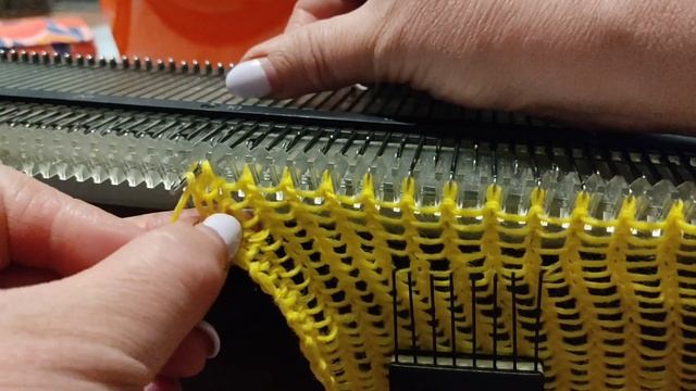 Плед на вязальной машине. Квадраты с ажурными сердечками. Немного повяжем на машине) смотреть онлайн