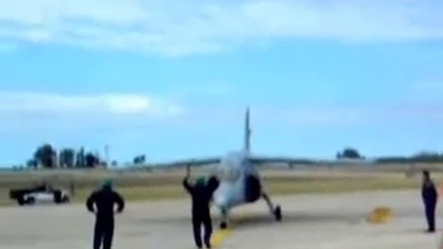 IA 63 PAMPA II LLEGANDO A PLATAFORMA -IV BRIGADA AEREA 2012 смотреть онлайн