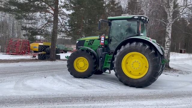 John Deere 6215 R смотреть онлайн