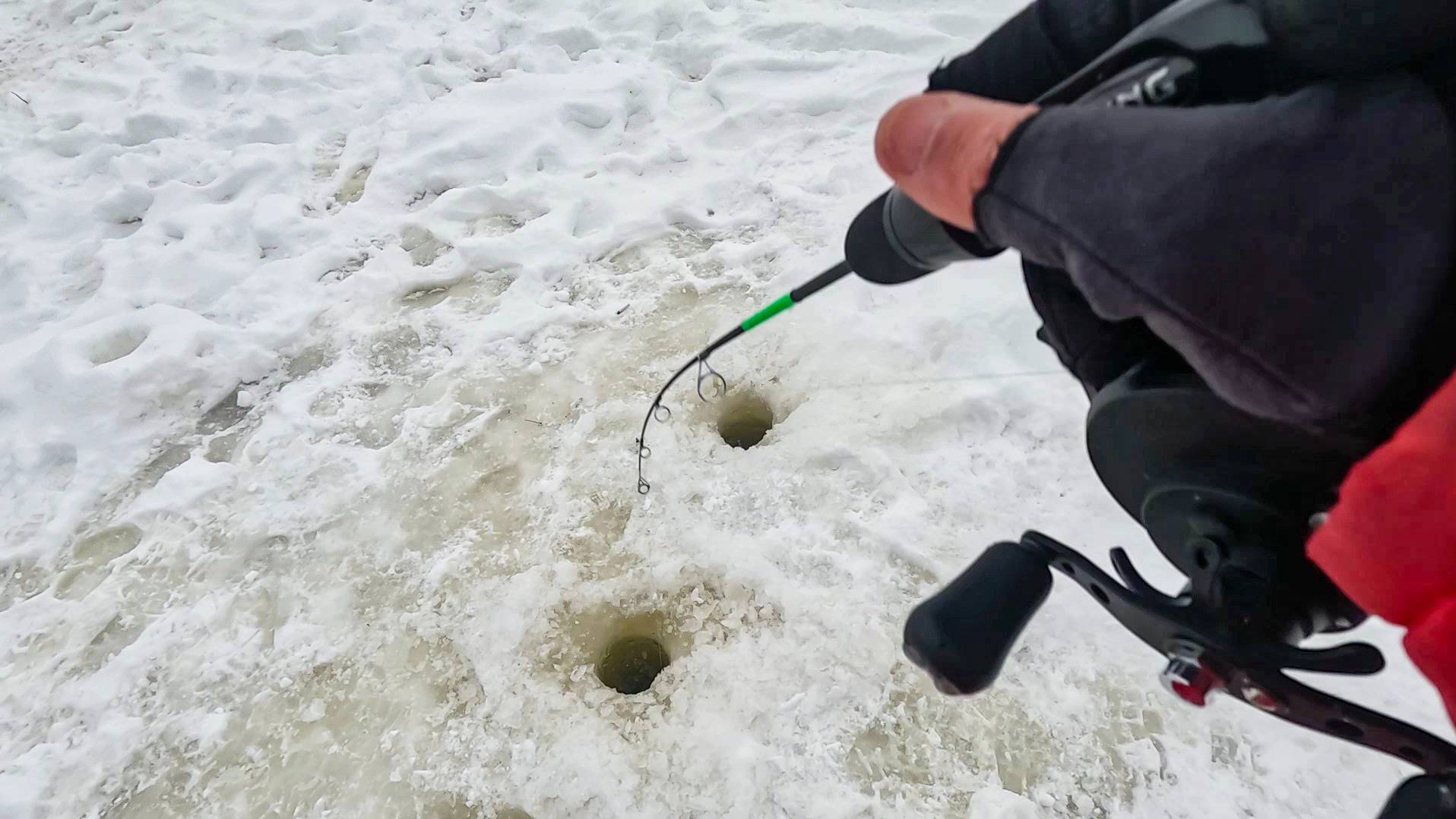 УДАР-ПРОМАХ, УДАР - ЕСТЬ СУДАК! Рыбалка на балансир, на малой реке, зимой смотреть онлайн