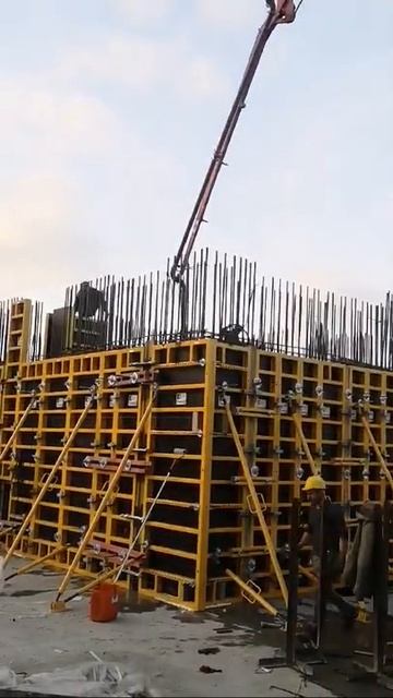 Транспортиране на бетон посредством дистрибуторна стрела 32+4 м. смотреть онлайн