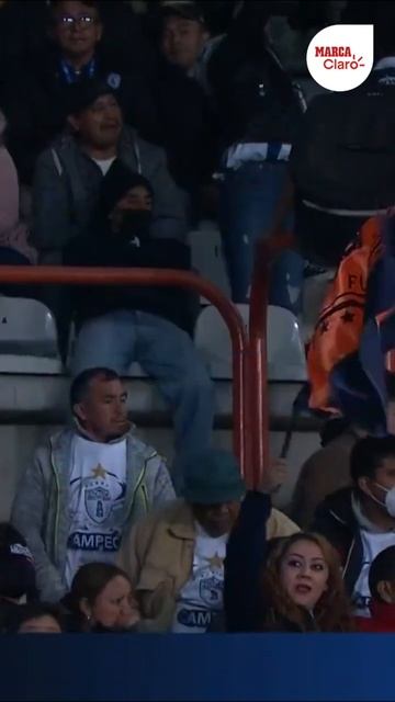 Los jugadores de los Tuzos salen con el jersey de Pelé en el Estadio Hidalgo смотреть онлайн