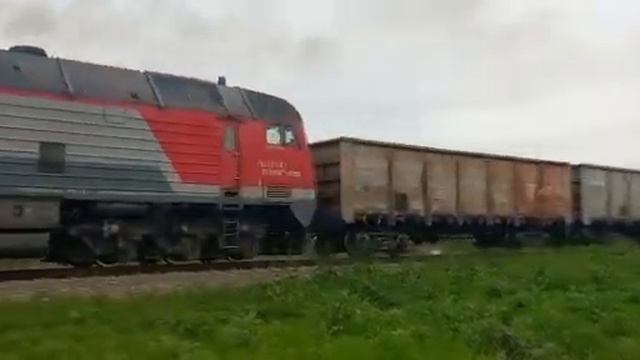 2ТЭ25КМ-0259 с грузовым поездом следует на перегоне Палагиада-Ставрополь и приветливая бригада. смотреть онлайн