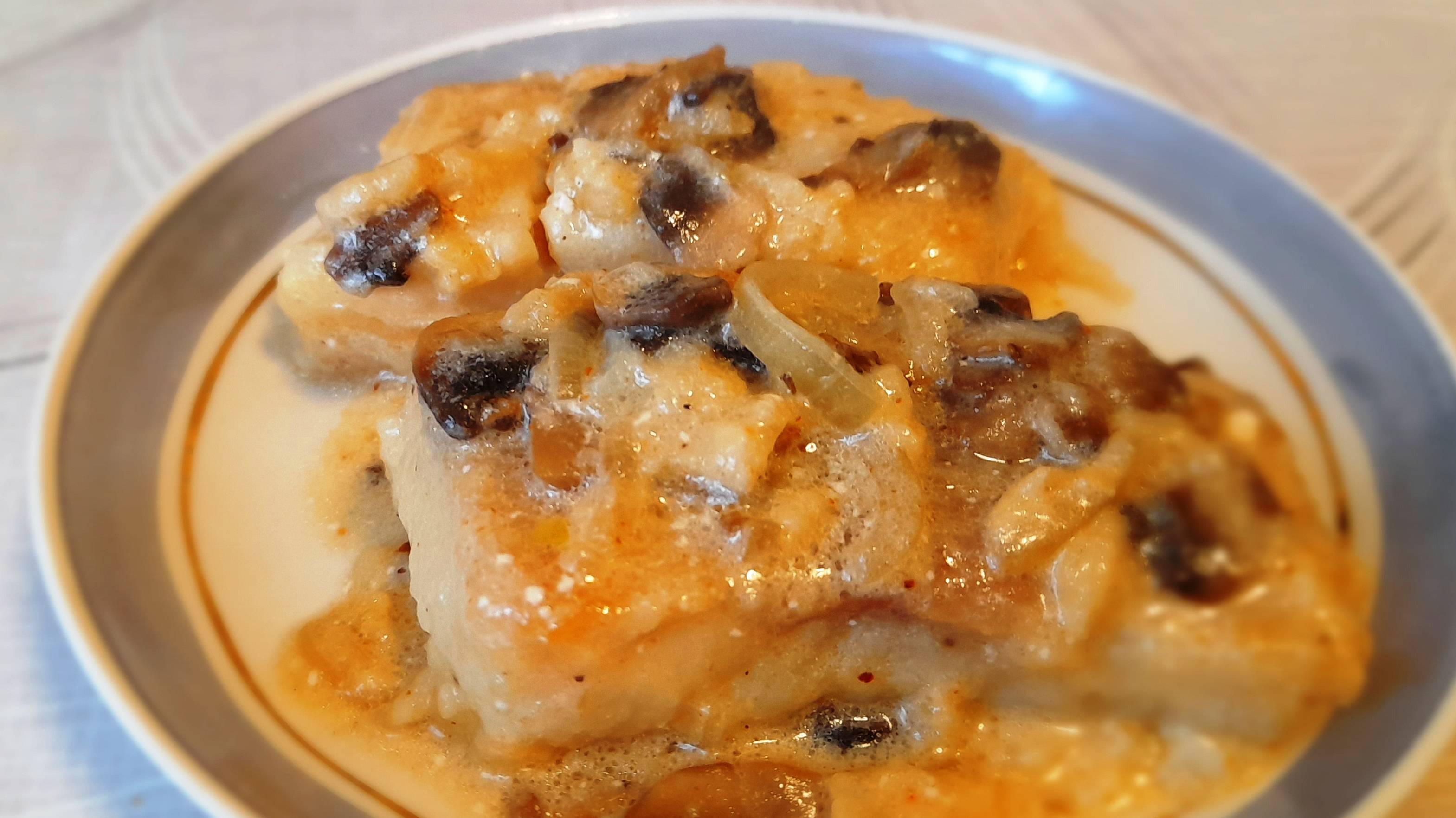 Рыба с луком и грибами смотреть онлайн