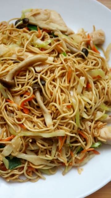 Stirfried egg noodles with shimeji mushrooms and chicken #shorts смотреть онлайн