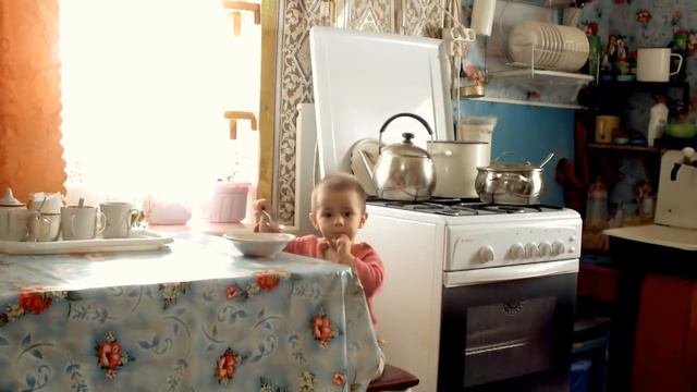 АРТЕМКА КУШАЕТ ПЕЛЬМЕНИ. смотреть онлайн