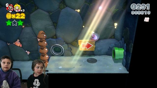 Ema y Mati juegan Super Mario Bros por primera vez juntos, mira lo que sucede 😅 смотреть онлайн