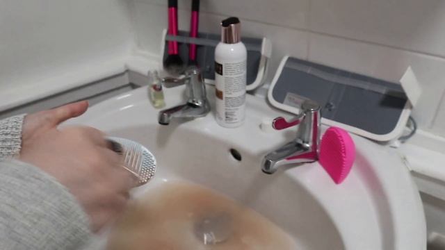 Cleaning makeup brushes | Beauty blender Cleanser vs Makeup Revolution brush shampoo смотреть онлайн