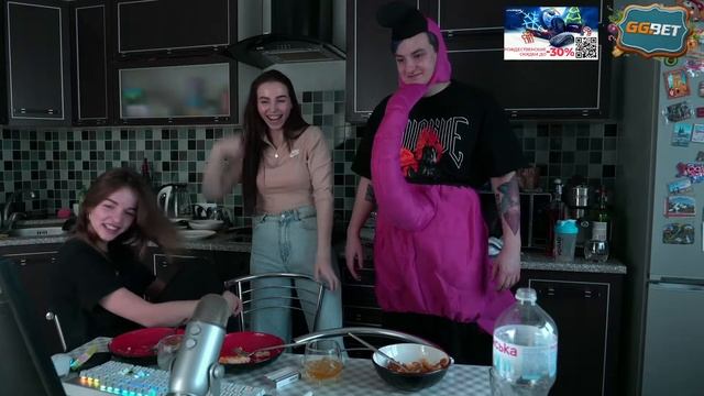 Показал девушкам своего фламинго смотреть онлайн