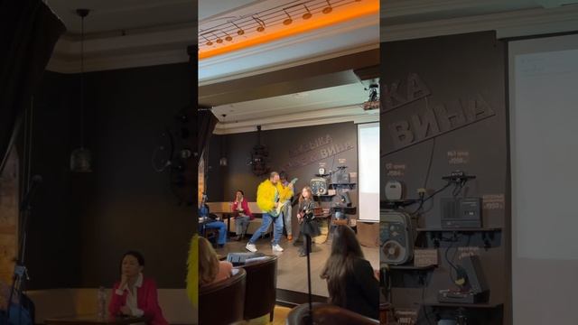 Ученица Ирина с папой поет Арию смотреть онлайн