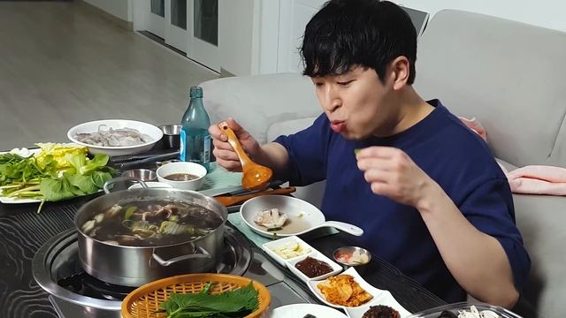 알 가득 제철 쭈꾸미샤브샤브! 마무리 먹물칼국수 필수🍜 혼술 리얼먹방 Webfoot Octopus shabu shabu MUKBANG ASMR REALSOUND EATINGSHO смотреть онлайн