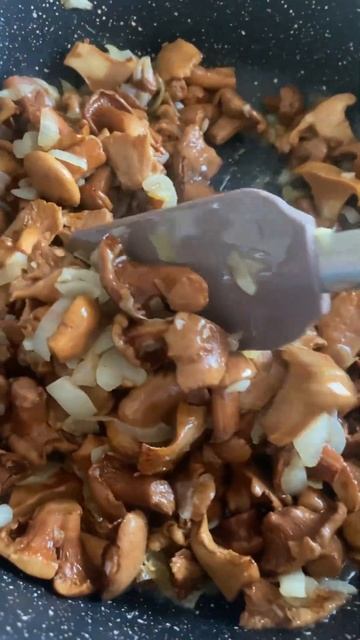 И снова жареные лисички #shorts #лисички #грибы #вкуснаяеда