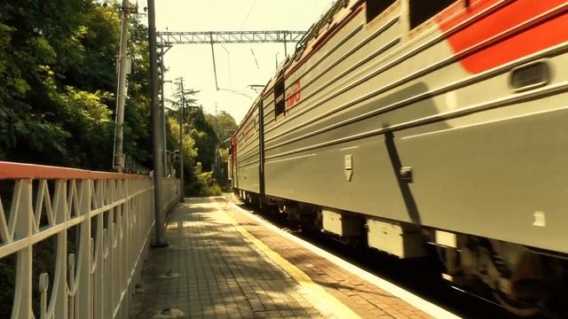 Электровоз 2ЭС4к-106 с пассажирским / Elloc 2ES4k-106 with passenger train смотреть онлайн