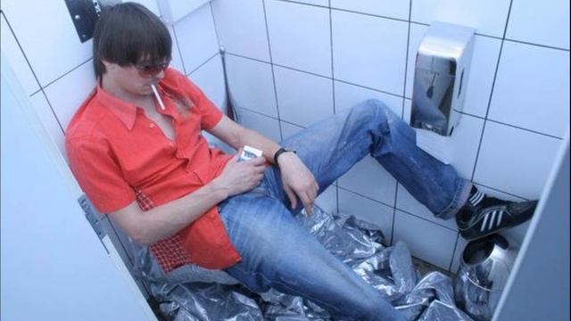 шёл восьмой час ANTIHYPETRAIN фестиваля, Слава вздремнул, но ничего страшного, концерт продолжается смотреть онлайн