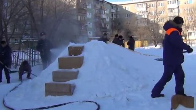 Спасатели МЧС построили ледовый городок в Биробиджане смотреть онлайн