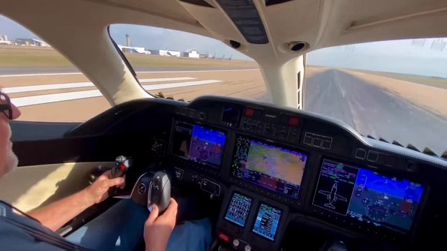 Взлёт на HondaJet. HondaJet takeoff смотреть онлайн