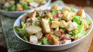 Салат цезарь с копченой куриной грудкой