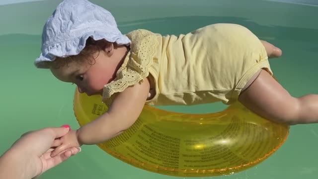 КУПАЕМСЯ С РЕБОРНОМ ЕВОЙ В БАССЕЙНЕ !!! ВЛОГ BATHING WITH REBORNE EVA IN THE POOL смотреть онлайн