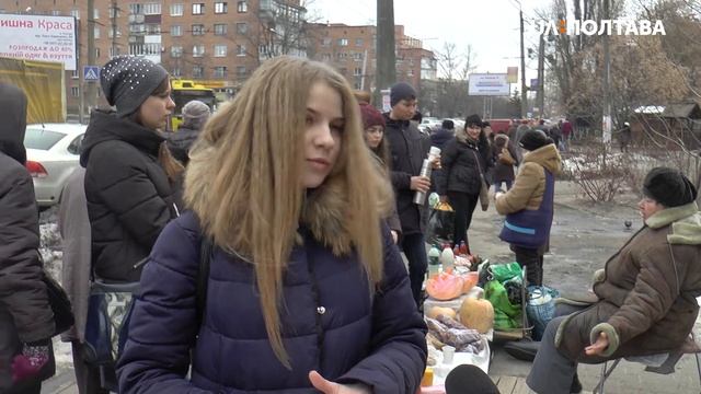 У Полтаві пригощали чаєм пенсіонерів, які на вулиці продають власну продукцію смотреть онлайн