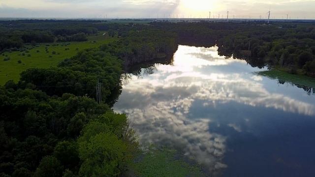 Old coal power plant vs. wind turbines. 4K drone video of the Illinois Power Company Lake area. смотреть онлайн