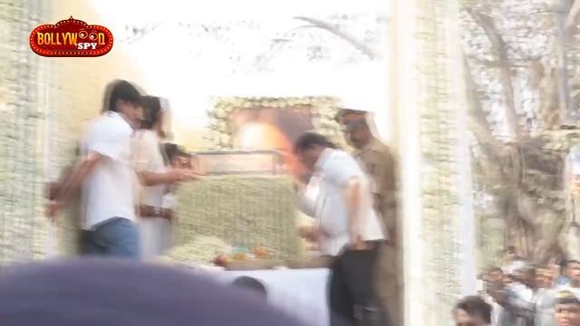 Jhanvi Kapoor Crying During Sridevi's Funeral - Heart Melting Video смотреть онлайн