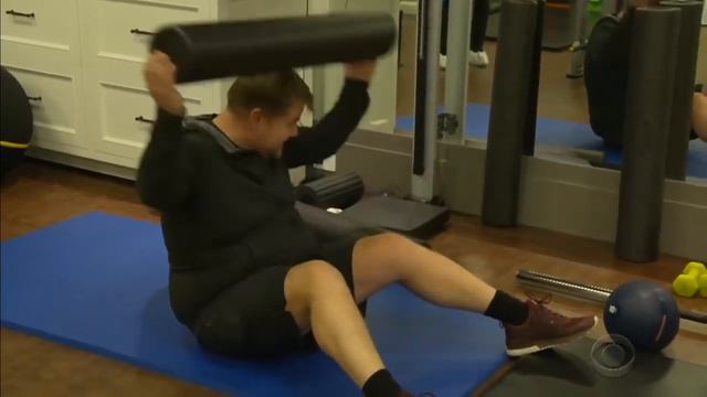 Mark Wahlberg using a Rollga Foam Roller смотреть онлайн