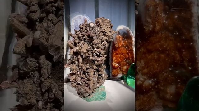 Друза кварца в гаматитовой рубашке. 4.7кг. смотреть онлайн