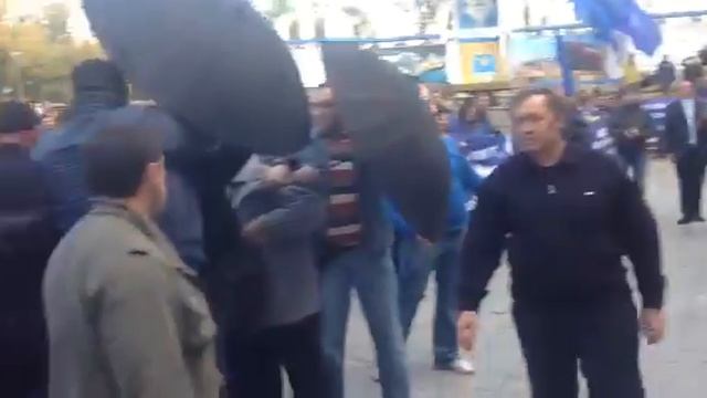 Видео ПН: В Николаеве Шуфрича забросали яйцами смотреть онлайн